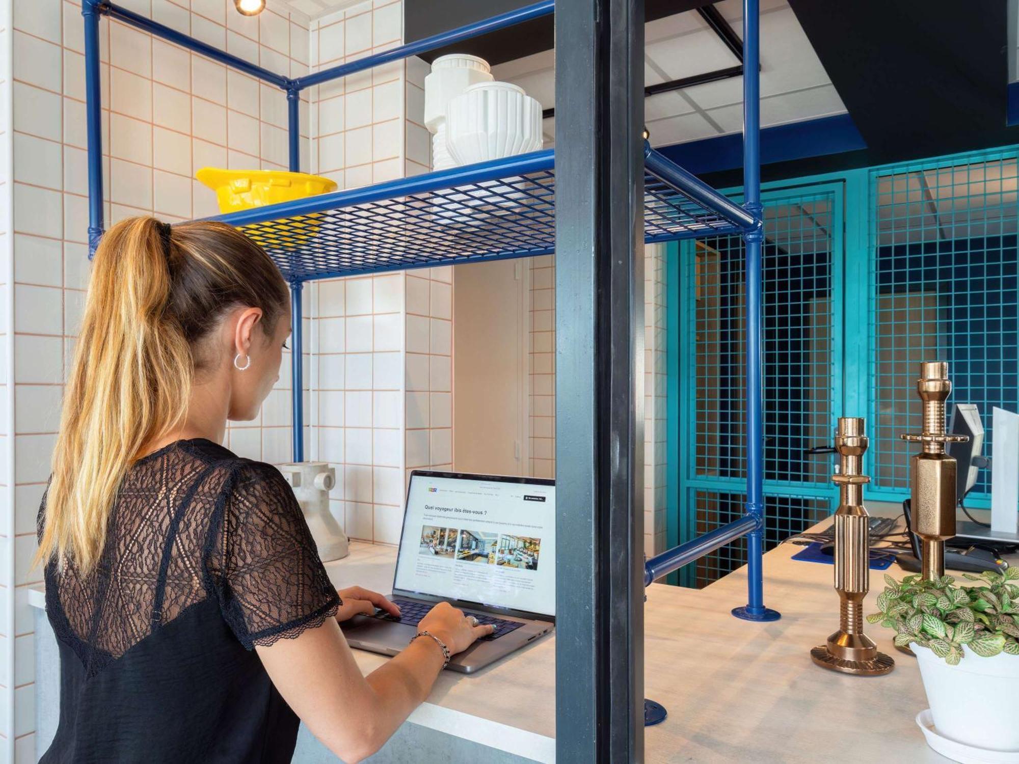 Ibis Budget Pertuis Portes Du Luberon Экстерьер фото