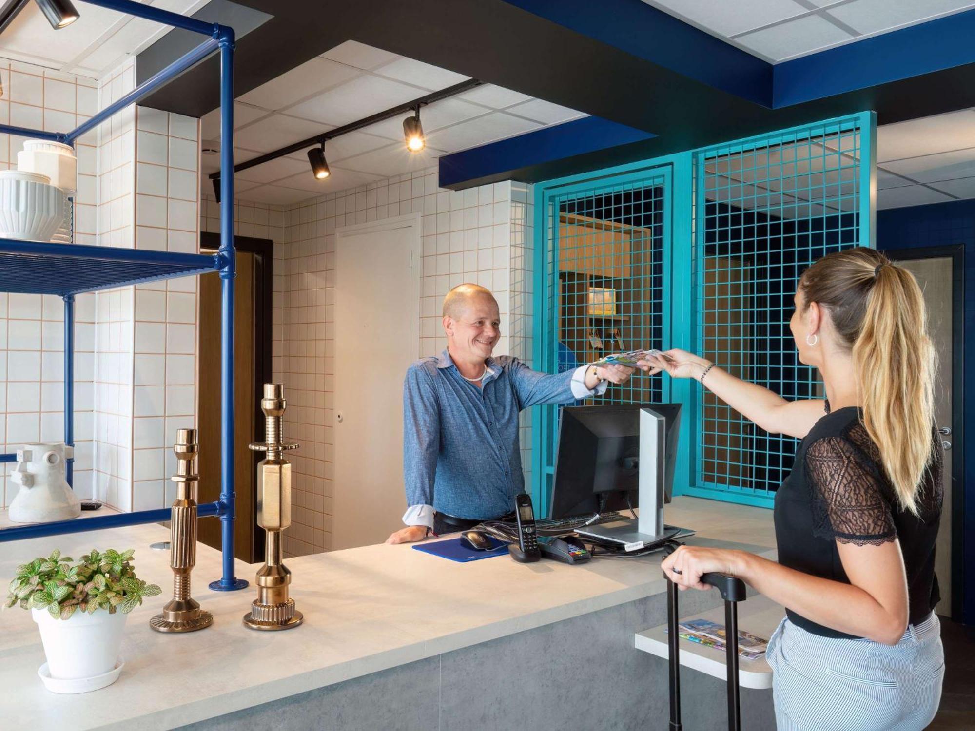 Ibis Budget Pertuis Portes Du Luberon Экстерьер фото